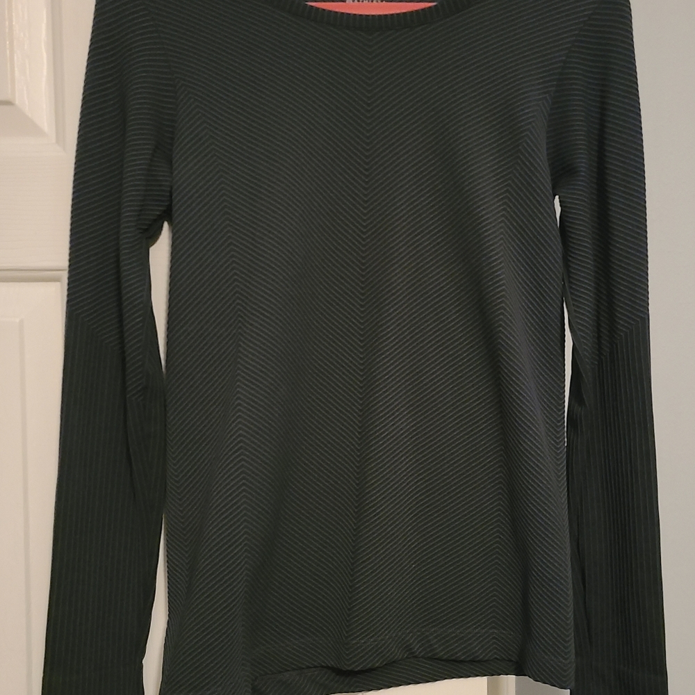 Athleta Navy blue ribbed top. Size medium